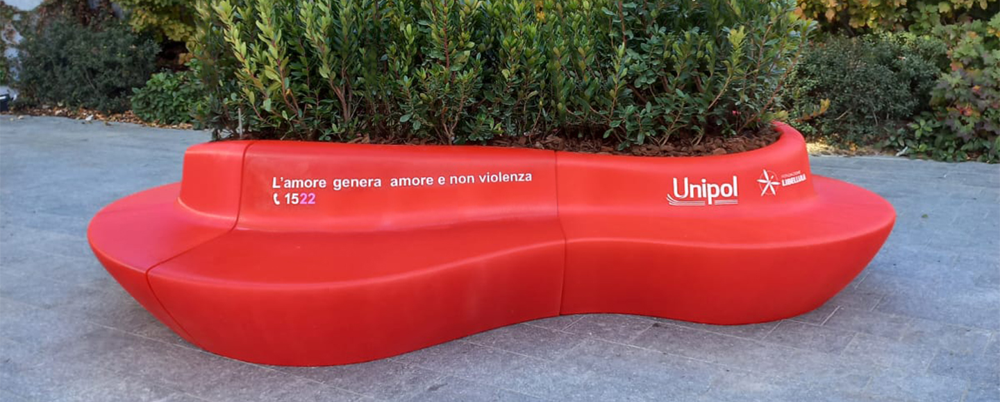 Installazione panchina rossa